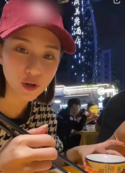 娱乐圈吃瓜爆料抖音视频,抖音视频揭秘明星幕后故事